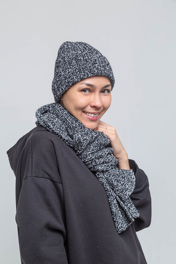 Женская черная шапка из конопли и мериноса Uzor Wear